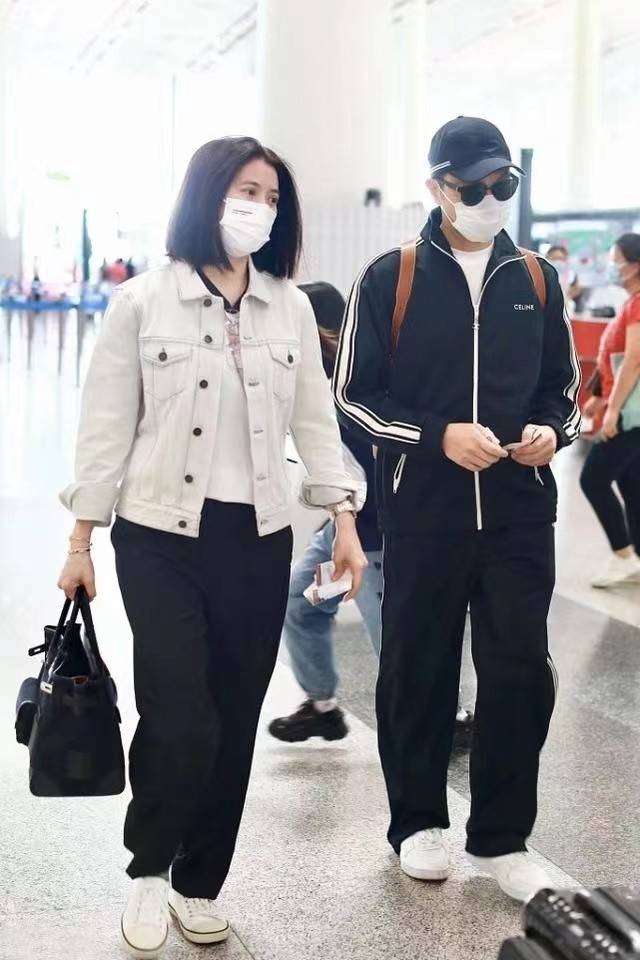 牛仔 袁咏仪携张智霖走机场，穿牛仔外套显瘦又显年轻，真不像是71年的
