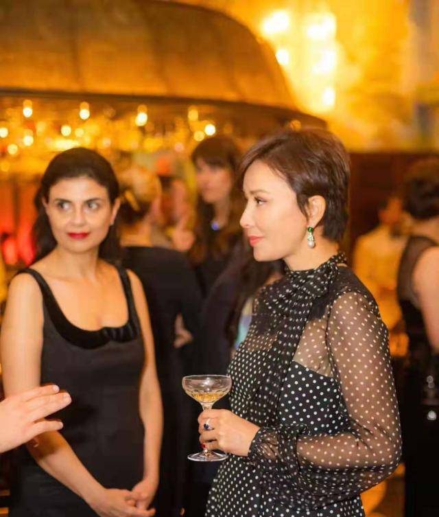 米色刘嘉玲身材发福走样,剪款超短发撑气场,53岁还想和少女一样嫩