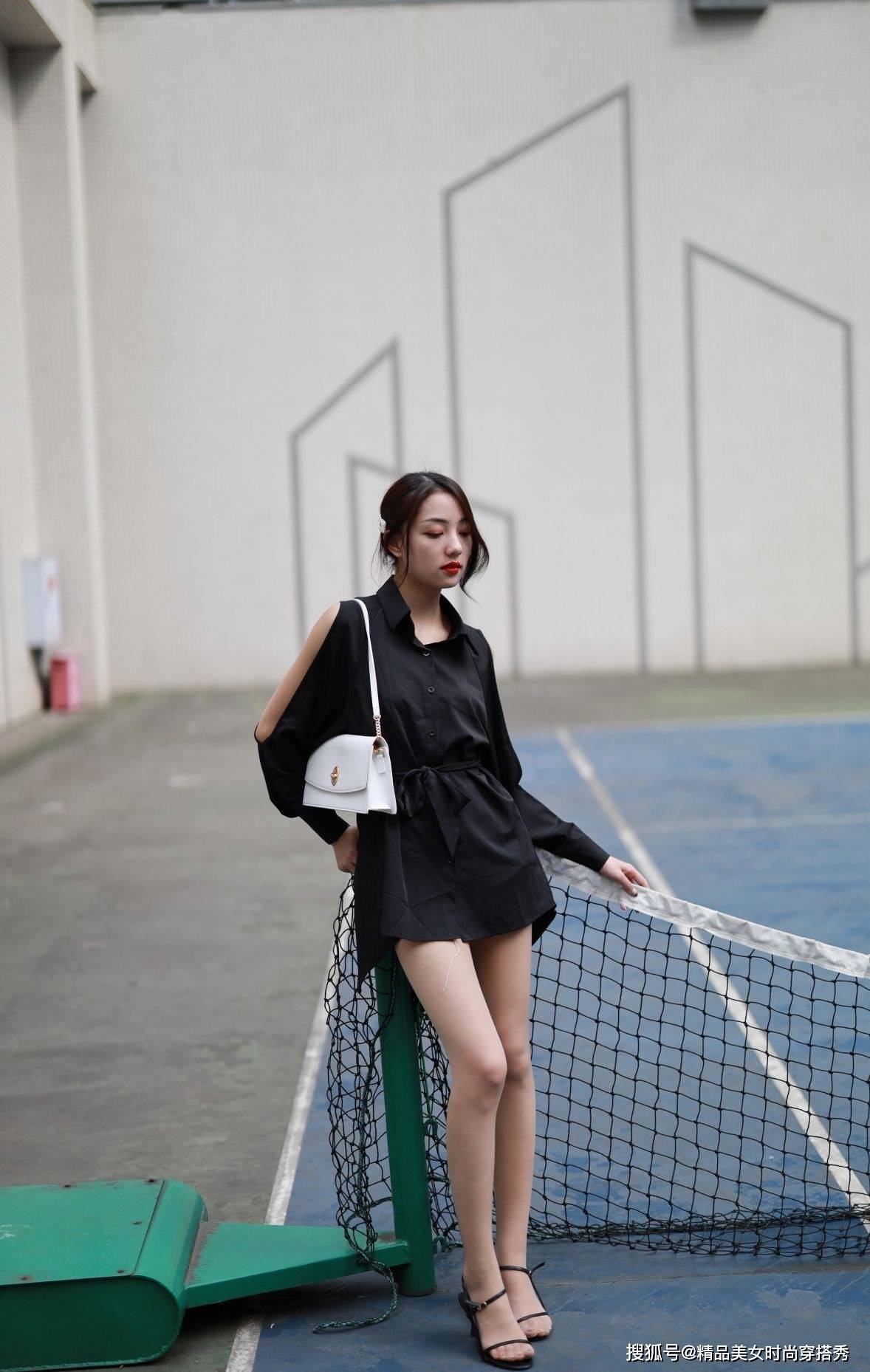 高跟鞋 这件黑色的衬衫下搭一条牛仔短裤，干练又不失女性独特的优雅感