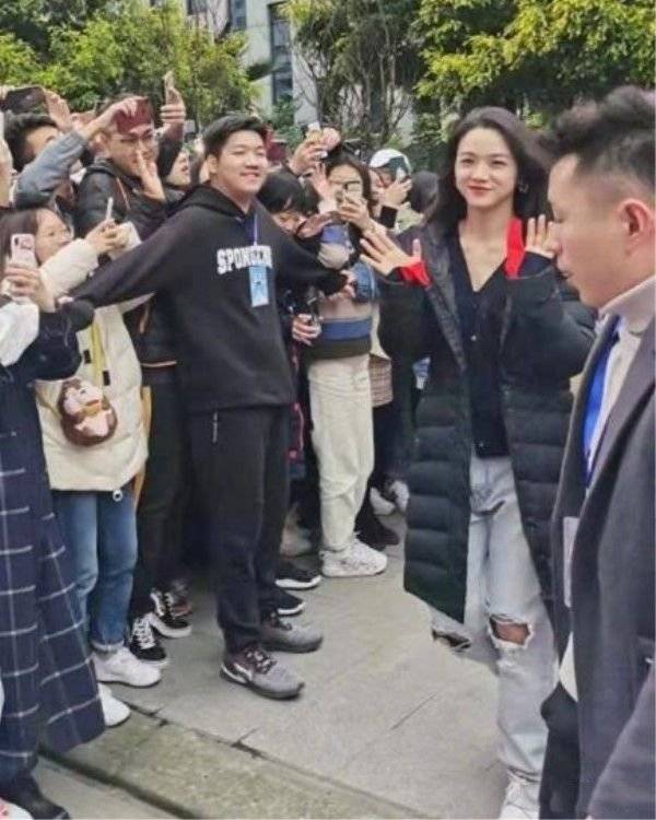 工装裤 汤唯：低调现身机场卫衣配工装裤素颜里透着气质，天生丽质就是好