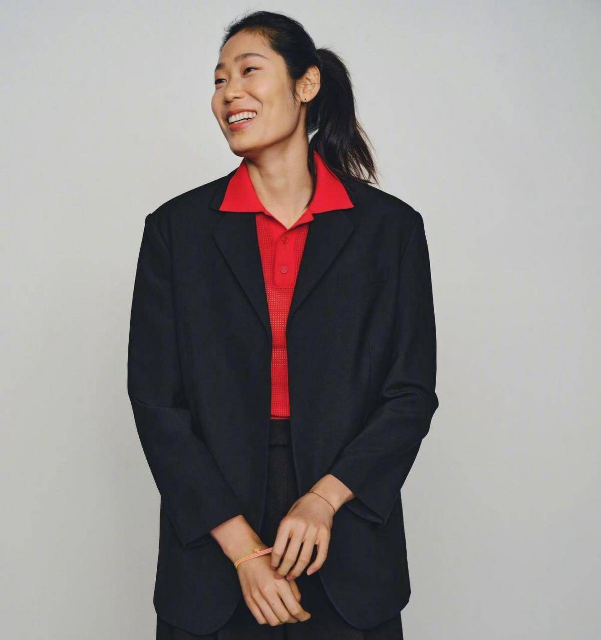 李娜 朱婷穿上了西装,网友:“太像模特了”,同框李娜对比更明显