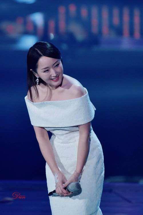 整体 杨钰莹不是装嫩是真嫩，穿黄色连衣裙活力减龄，看着像18岁少女