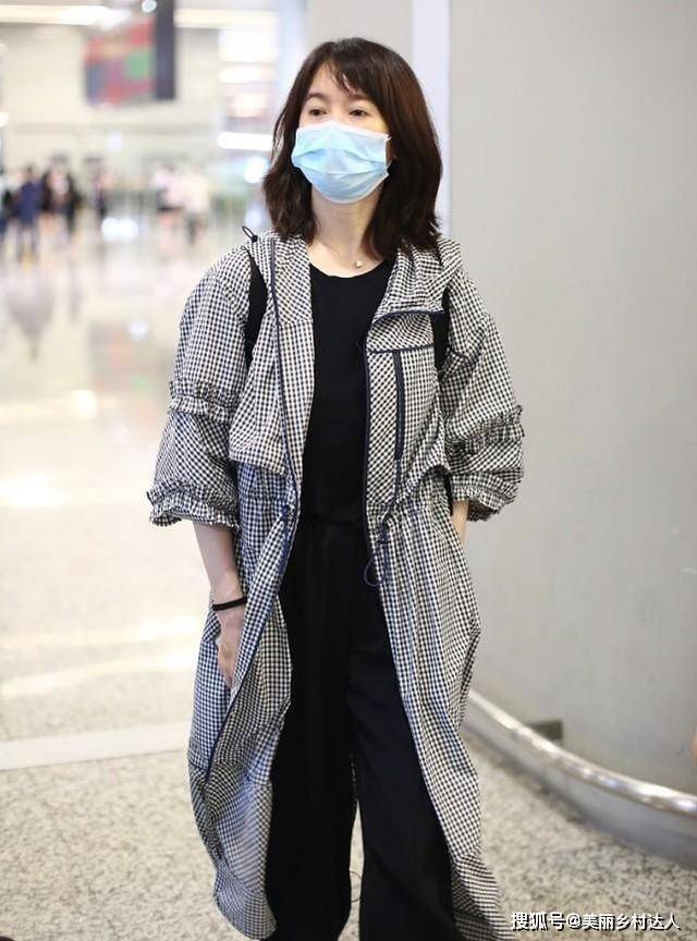 左小青 “阔太”左小青出街太没架子，穿格子外套真随意，素颜状态更像30