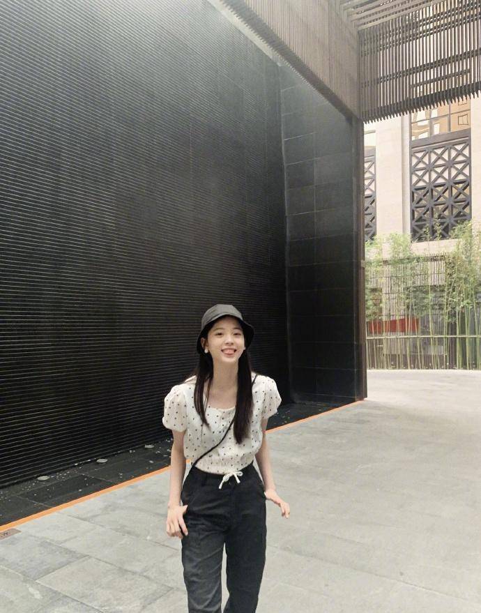 好身材 欧阳娜娜穿紫色羽绒服配破洞裤现身,挡不住的少女感