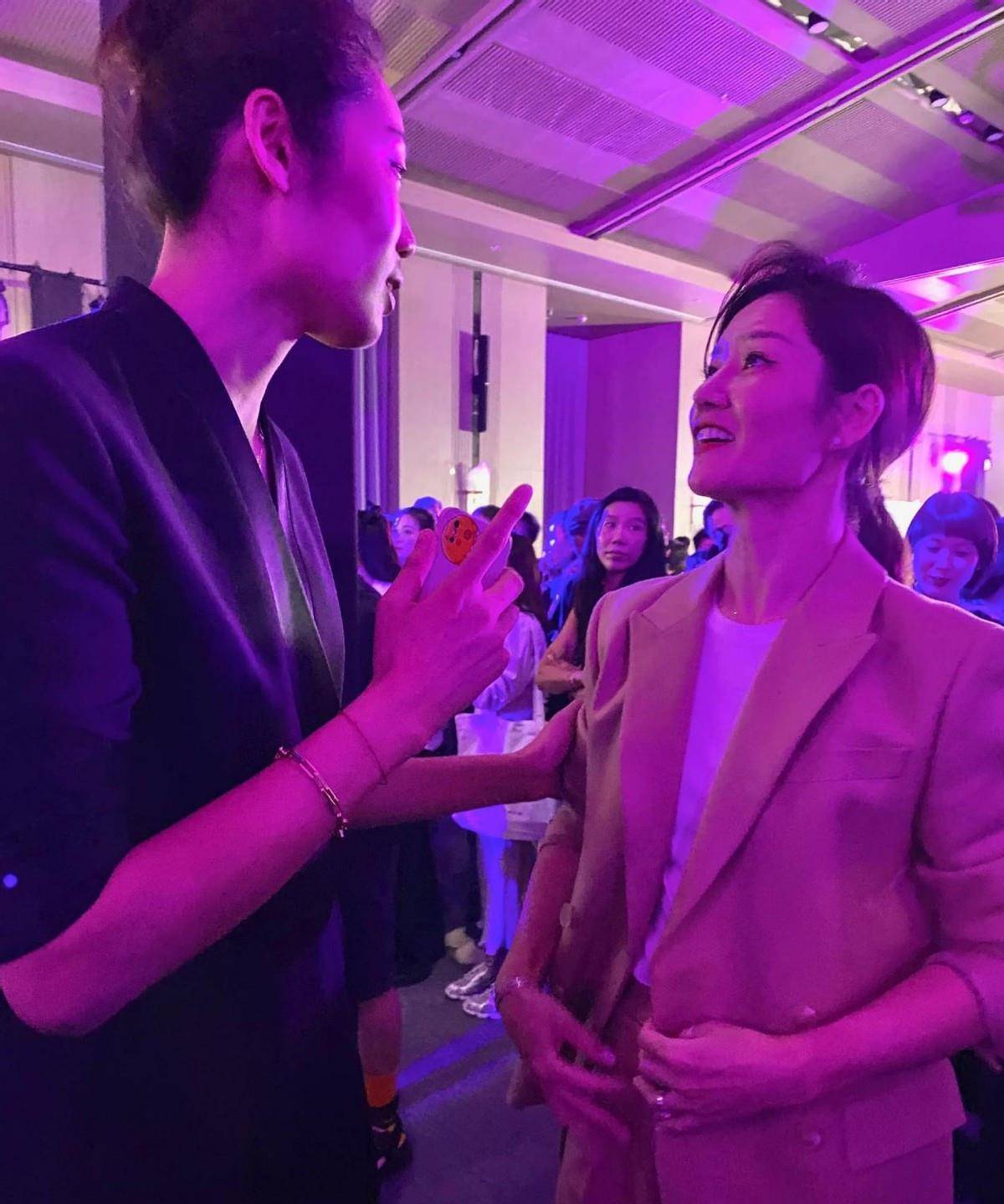 李娜 朱婷穿上了西装，网友：“太像模特了”，同框李娜对比更明显