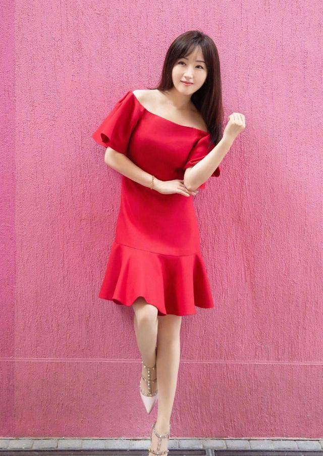整体 杨钰莹不是装嫩是真嫩，穿黄色连衣裙活力减龄，看着像18岁少女