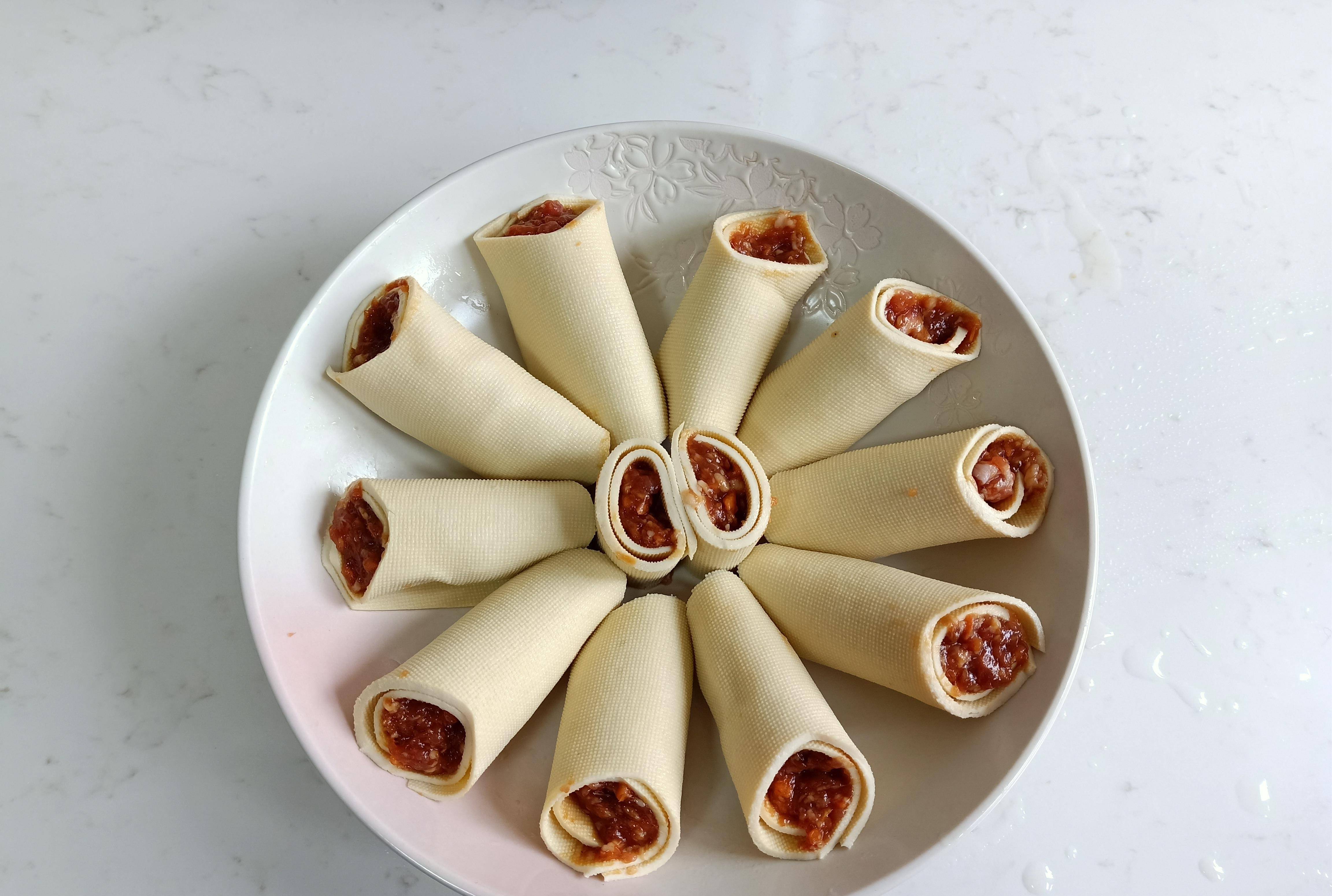 年夜饭必做的团圆菜,一卷一蒸15分钟上桌,好吃好做好寓意_豆皮