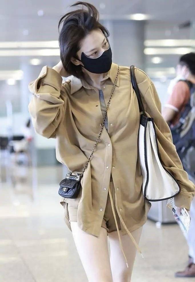 下半身 张馨予穿“男友衬衫”走机场，169身高配及臀裤，一双长腿太瞩目