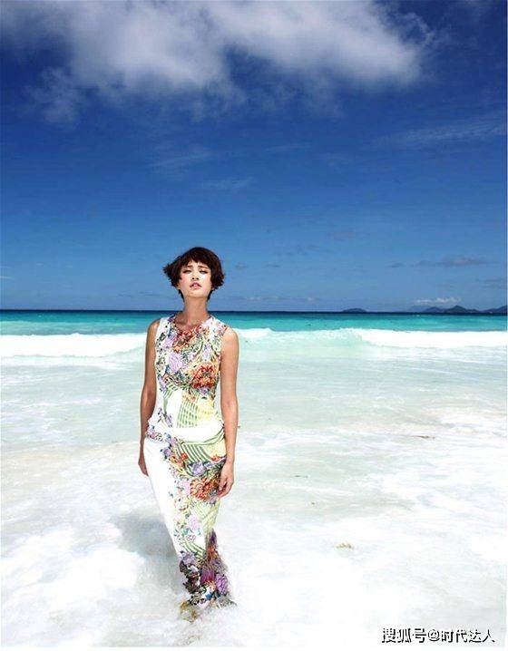 进行 张歆艺的胆子并不小,穿的清凉还在水里拍照,更能显出好身材