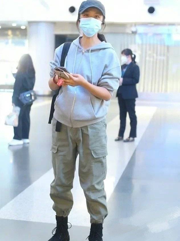 工装裤 汤唯：低调现身机场卫衣配工装裤素颜里透着气质，天生丽质就是好