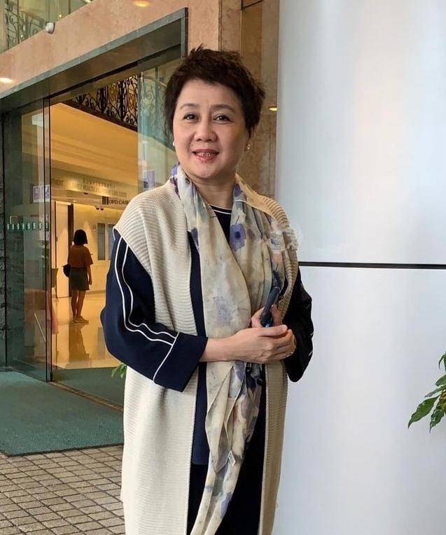 状态梁安琪被拍的侧颜，眼皮松了脸色土黄，这就是真实的61岁老人！