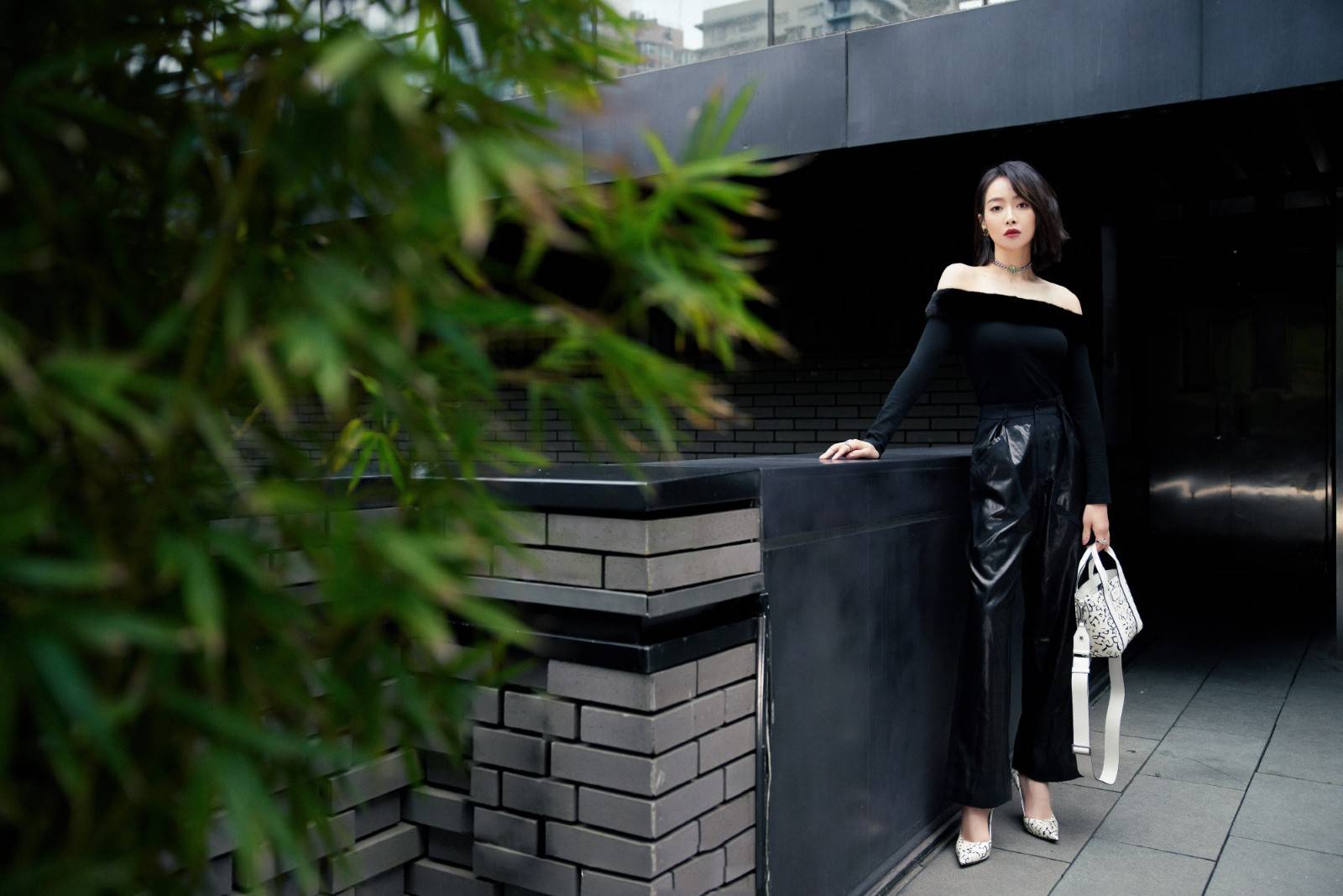 一身 ?宋茜穿衣好性感，穿一字肩秀锁骨，时髦中透着知性美，真时尚