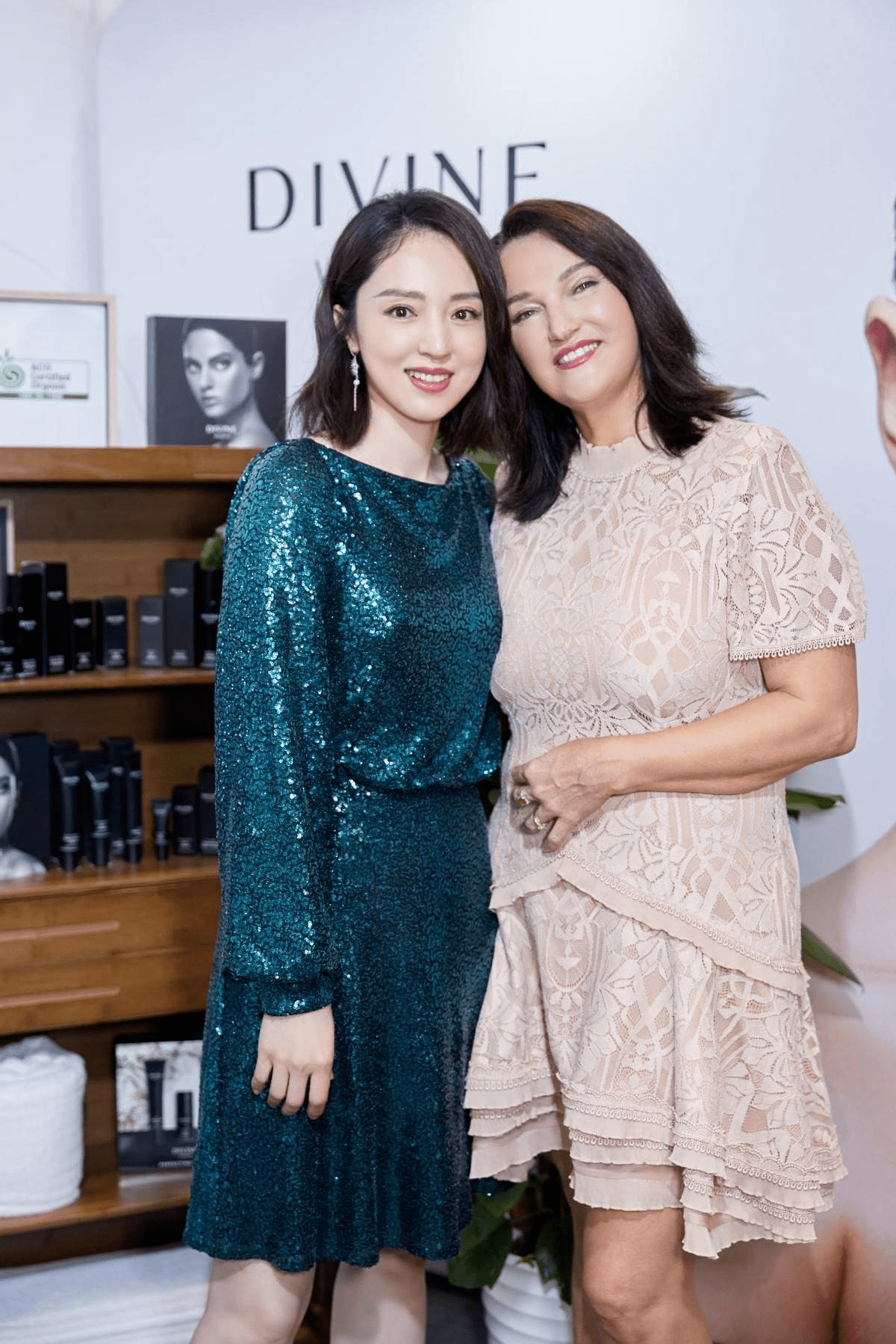 董璇 董璇的骨相美太有优势，穿红色亮片裙还扎丸子头，在哪都是女神