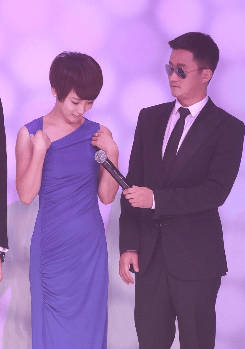 吴京 谢楠只有在老公吴京身边，才有种小女人的样子，短发也柔美