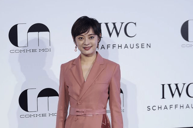 moi 上海时装周众女星集体亮相，那些星光熠熠的瞬间也暗藏巧思