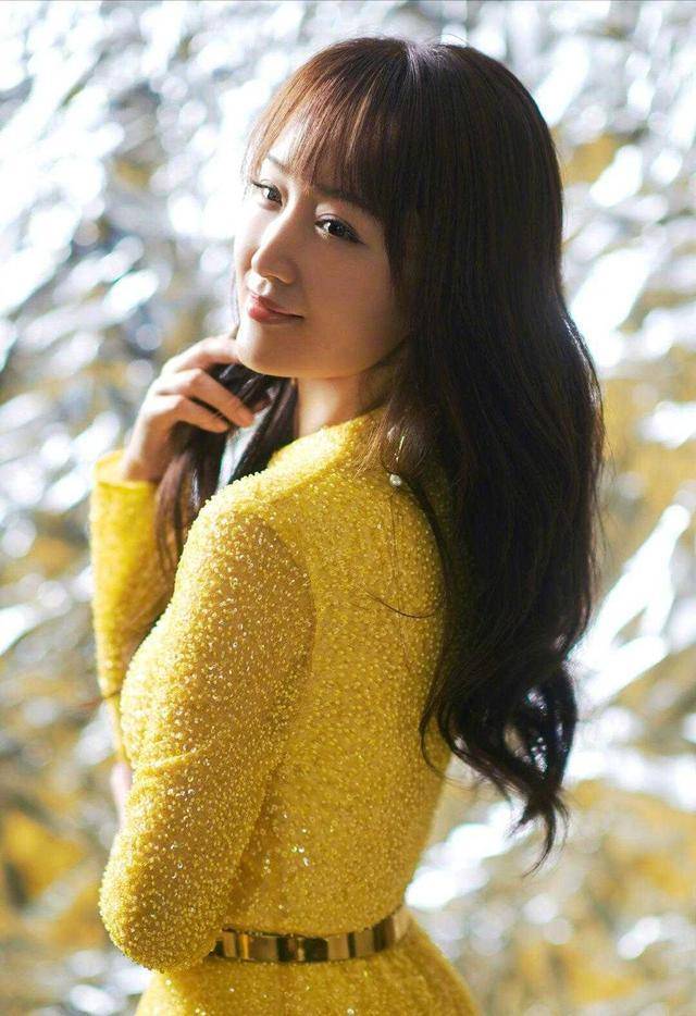 整体 杨钰莹不是装嫩是真嫩，穿黄色连衣裙活力减龄，看着像18岁少女