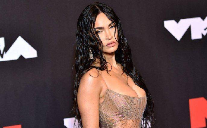 仙女辣妹鼻祖重出江湖，35岁梅根裙装造型又拽又撩，诠释极致性感