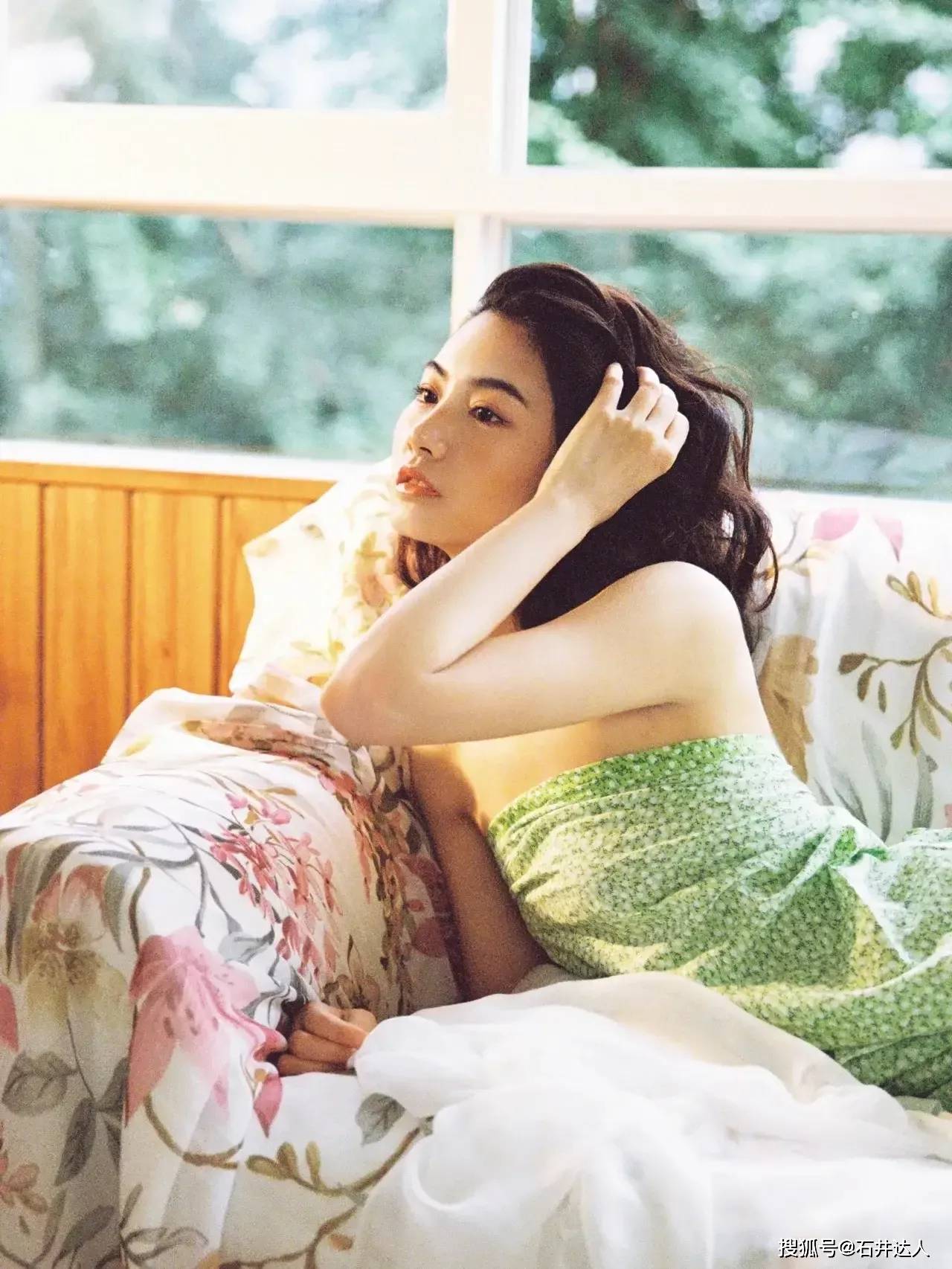 带着 复古港风的魅力就在于它的波浪短发，精致的容颜，清纯的风格