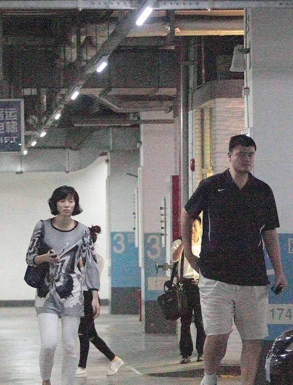 卫衣 姚明的老婆也挺高的，穿的休闲风服装看着就舒服，不愧是运动员