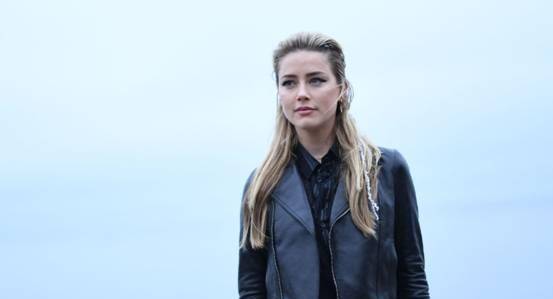 面色 艾梅伯·希尔德穿皮衣气场不要太强大,金色长发颇具王后气质