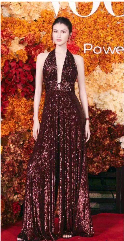 拉锯战女明星红毯拉锯战，三套高定、三套超季，从礼服看出咖位