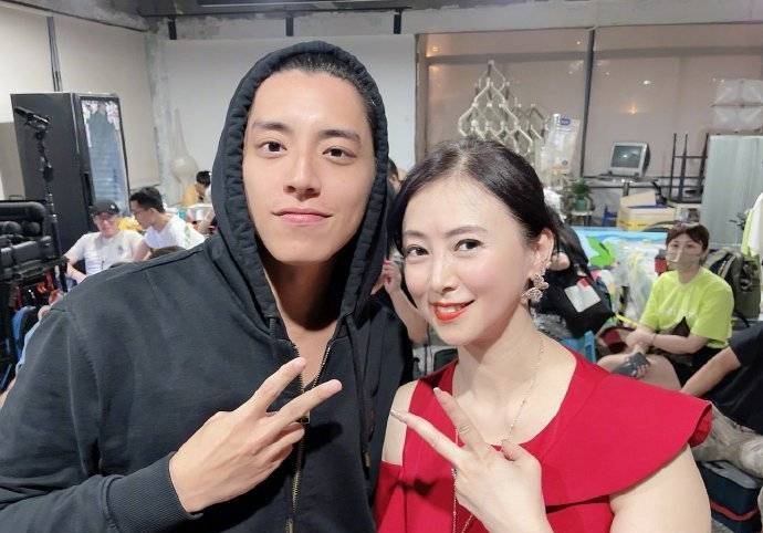 颜色 翁虹年逾知命风韵犹在，53岁肤白无皱纹，穿红色修身裙分外妖娆