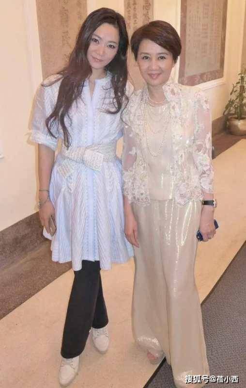 职场 赌王四太梁安琪终于不扮嫩，认真穿小香风连衣裙，气场很难被超越