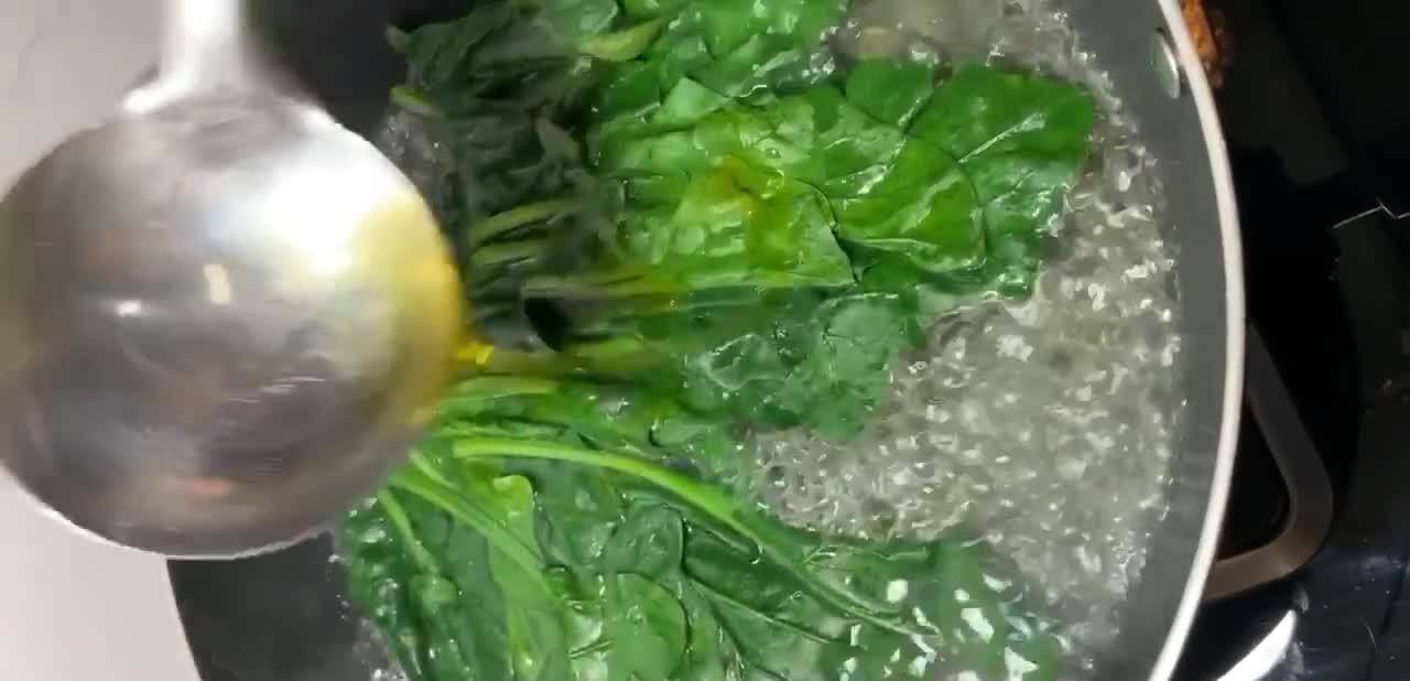 做法|菠菜鸡蛋饼的做法，营养丰富外焦里嫩，春天孩子特喜欢的早餐之一