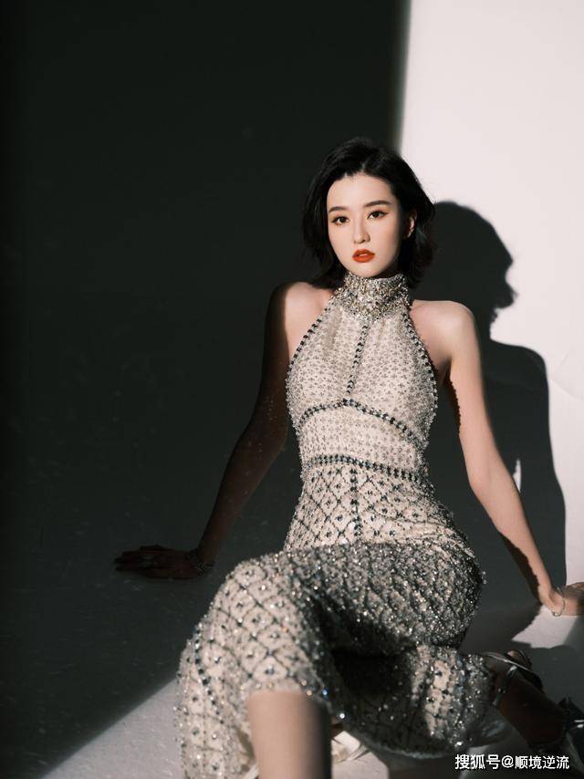 身材 乔欣有点“用力过猛”了，穿钉珠裙秀腿还不够，转过身效果更惊艳