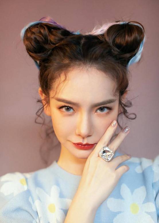假发假发可不是随便选的，戚薇带着假发却暴露发际线，造型不太成功