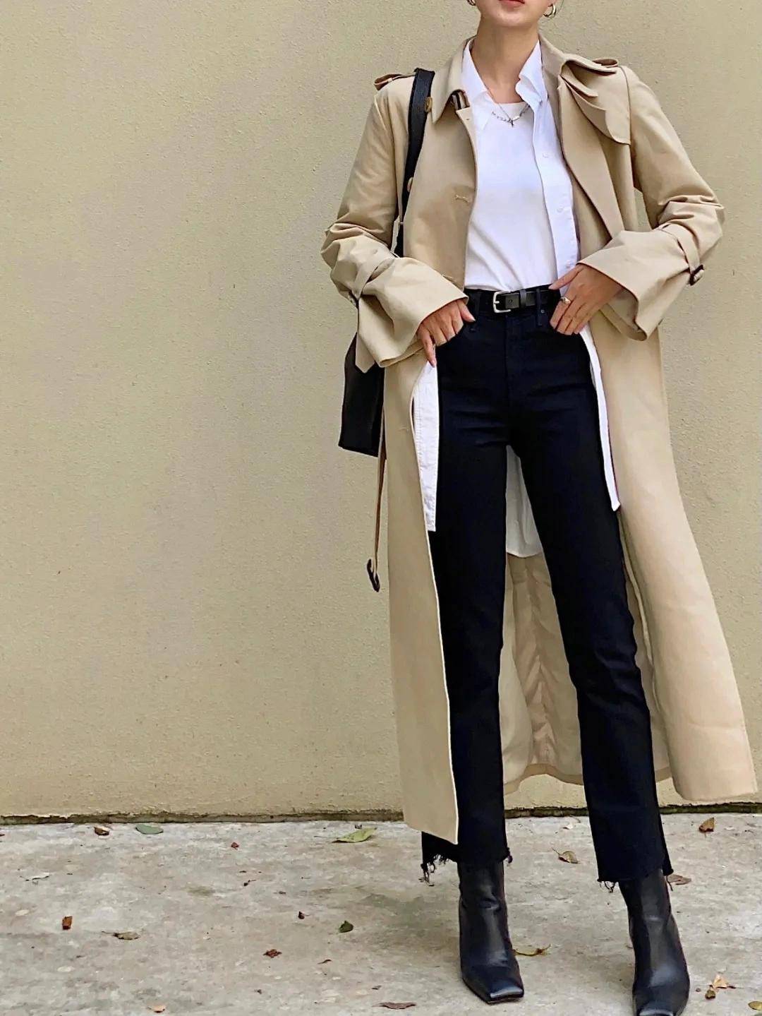 配饰 建议奔三奔四的女性多穿“风衣”，搭配牛仔裤、打底裤，简约高级