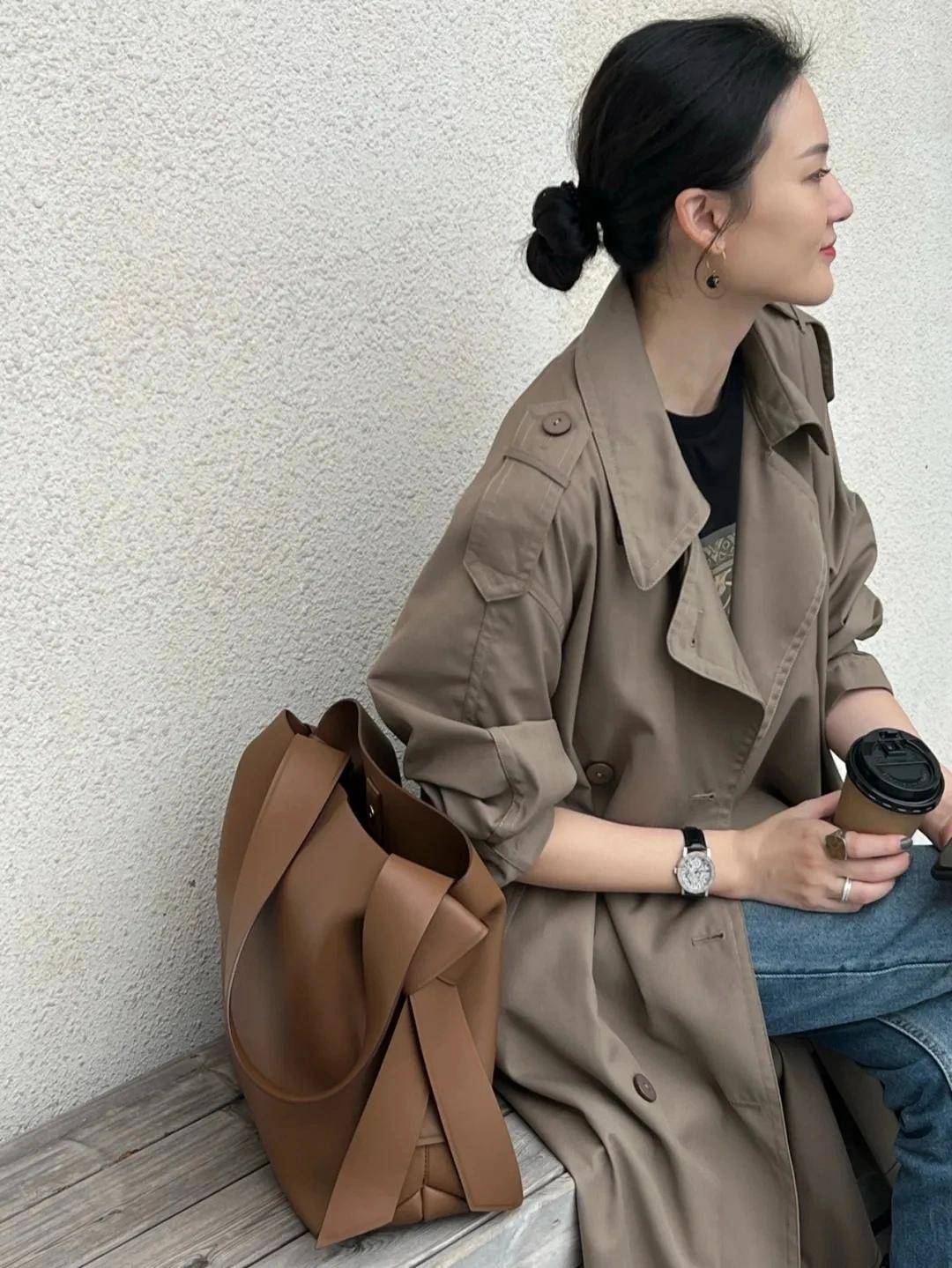 配饰 建议奔三奔四的女性多穿“风衣”，搭配牛仔裤、打底裤，简约高级