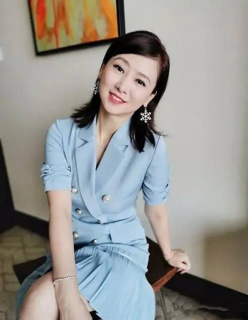 颜色 翁虹年逾知命风韵犹在，53岁肤白无皱纹，穿红色修身裙分外妖娆