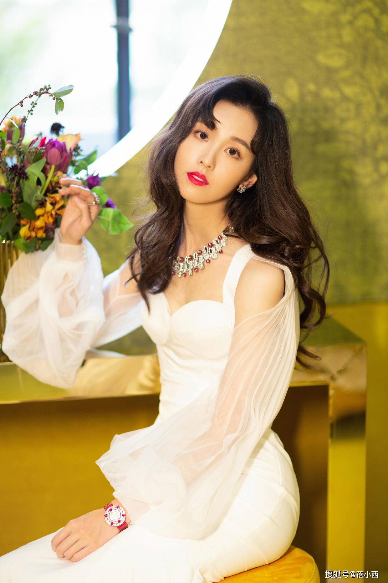 身材 陈都灵真不愧是“南航校花”，穿吊带鱼尾裙配长卷发，气质太惊艳