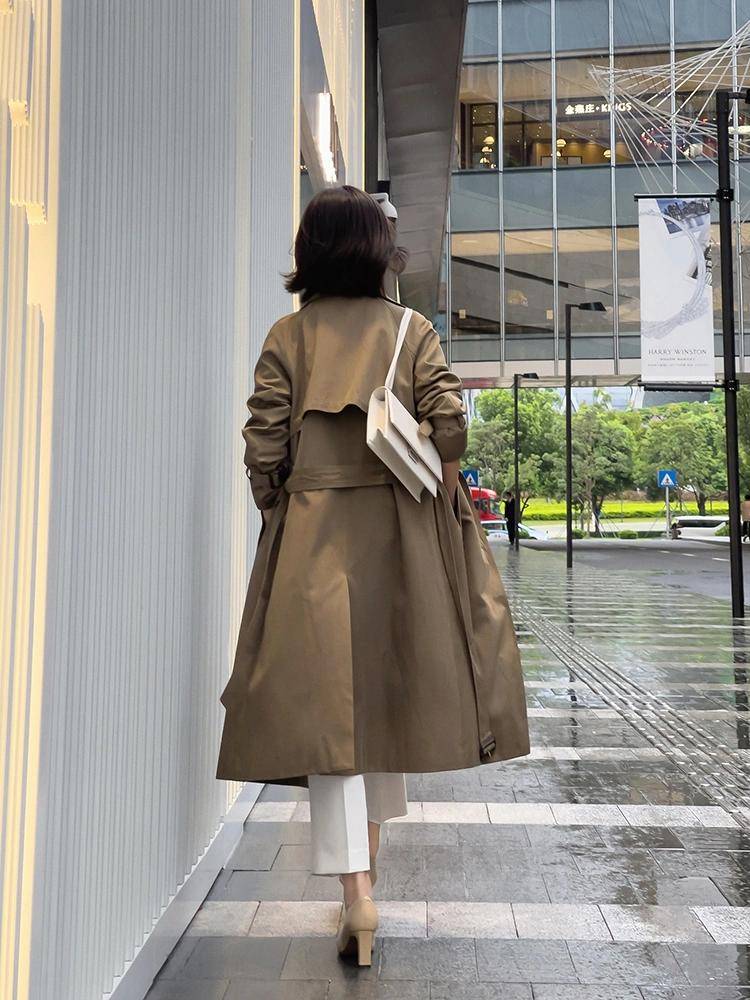 配饰 建议奔三奔四的女性多穿“风衣”，搭配牛仔裤、打底裤，简约高级