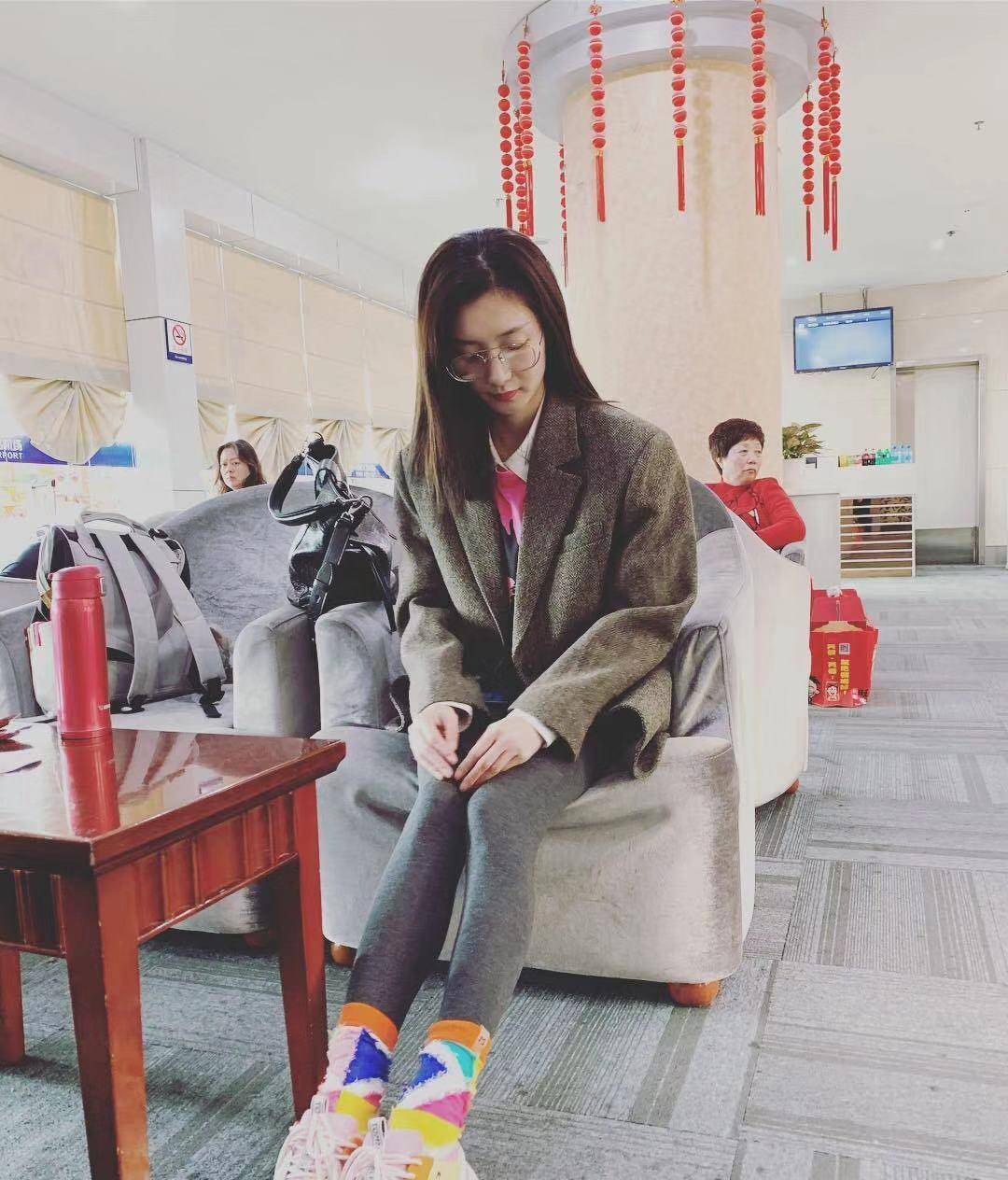 脚踝 春季不露脚踝也好看,江疏影用袜子包裤脚,不仅不土还很潮!