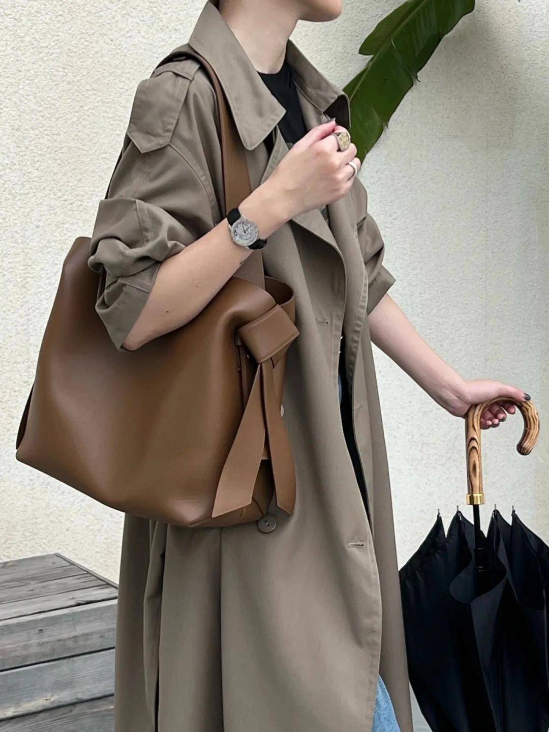 配饰 建议奔三奔四的女性多穿“风衣”，搭配牛仔裤、打底裤，简约高级