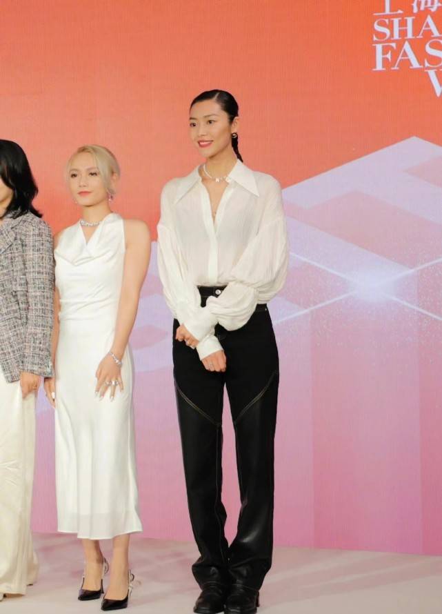 细节 明星把白衬衣又穿火了！三大女星的不同穿搭，让白衬衣“大变身”