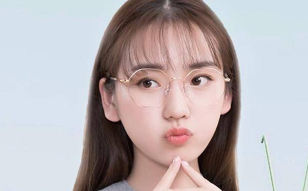 眼睛戴眼镜的女生学会这样化妆，保证美到男朋友都认不出！