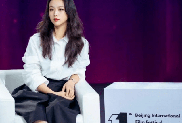 细节 明星把白衬衣又穿火了！三大女星的不同穿搭，让白衬衣“大变身”