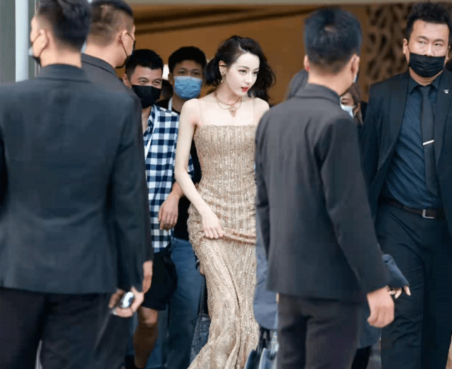美貌 热巴生图都能拍出大片质感！穿吊带鎏金裙美貌开挂，牛奶肌超抢眼
