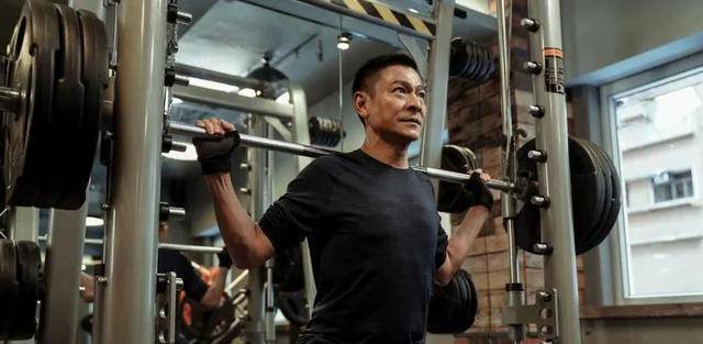 全球|59岁范伟险胜外国影帝，刘德华巩俐落败！这届华鼎奖太精彩