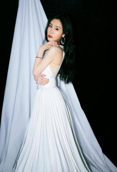 设计 张碧晨瘦成“纸片人”，穿无袖长裙都撑不满，却意外减龄显少女