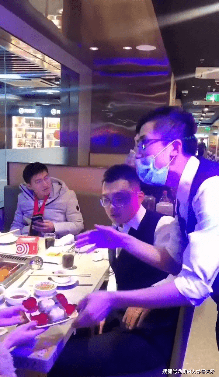 国外海底捞生日社死现场 144c02b3026347c7bf2b686564f6a6b5.png