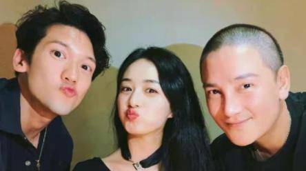 黑色 赵丽颖罕见晒庆生照，黑色宽带choker抢镜，状态十分年轻