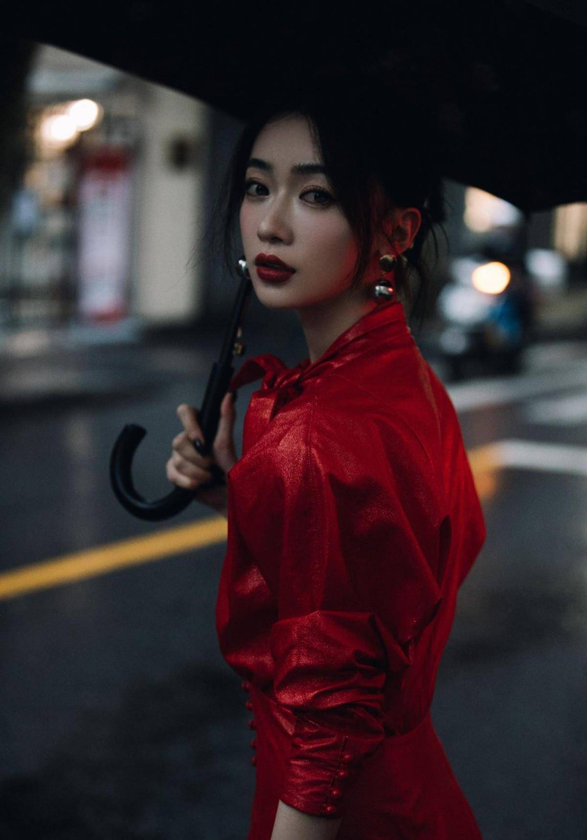 黑色 吴谨言最新街拍胖出曲线更耐看，一袭大红裙出镜，配红唇更有气场