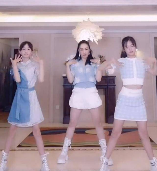 下装 钟丽缇和女儿同框出镜,51岁还穿超短热裤,纤细长腿不输女儿