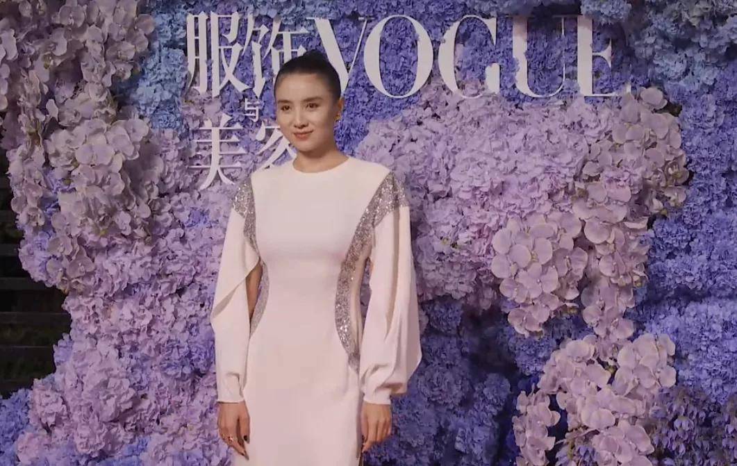 杨幂VO红毯：童谣“熟味”逼人，汤唯气场全开，杨幂白纱若隐若现