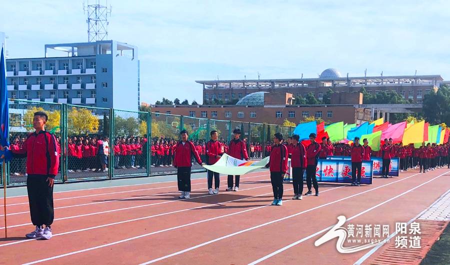 随后,盂县一中主持工作副校长刘常运致开幕词,高三1922班梁永琪代表