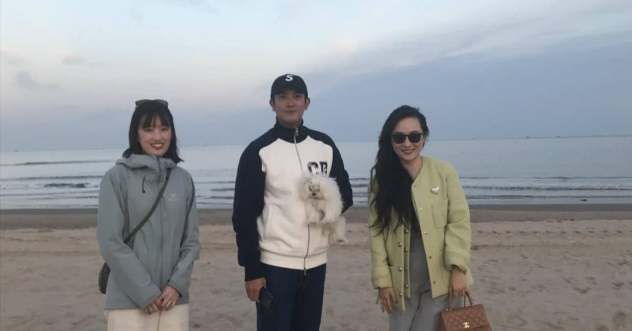 霍思燕 霍思燕海边遛狗被偷拍，穿外套拎上万包打扮似阔太，旺夫脸比老公大